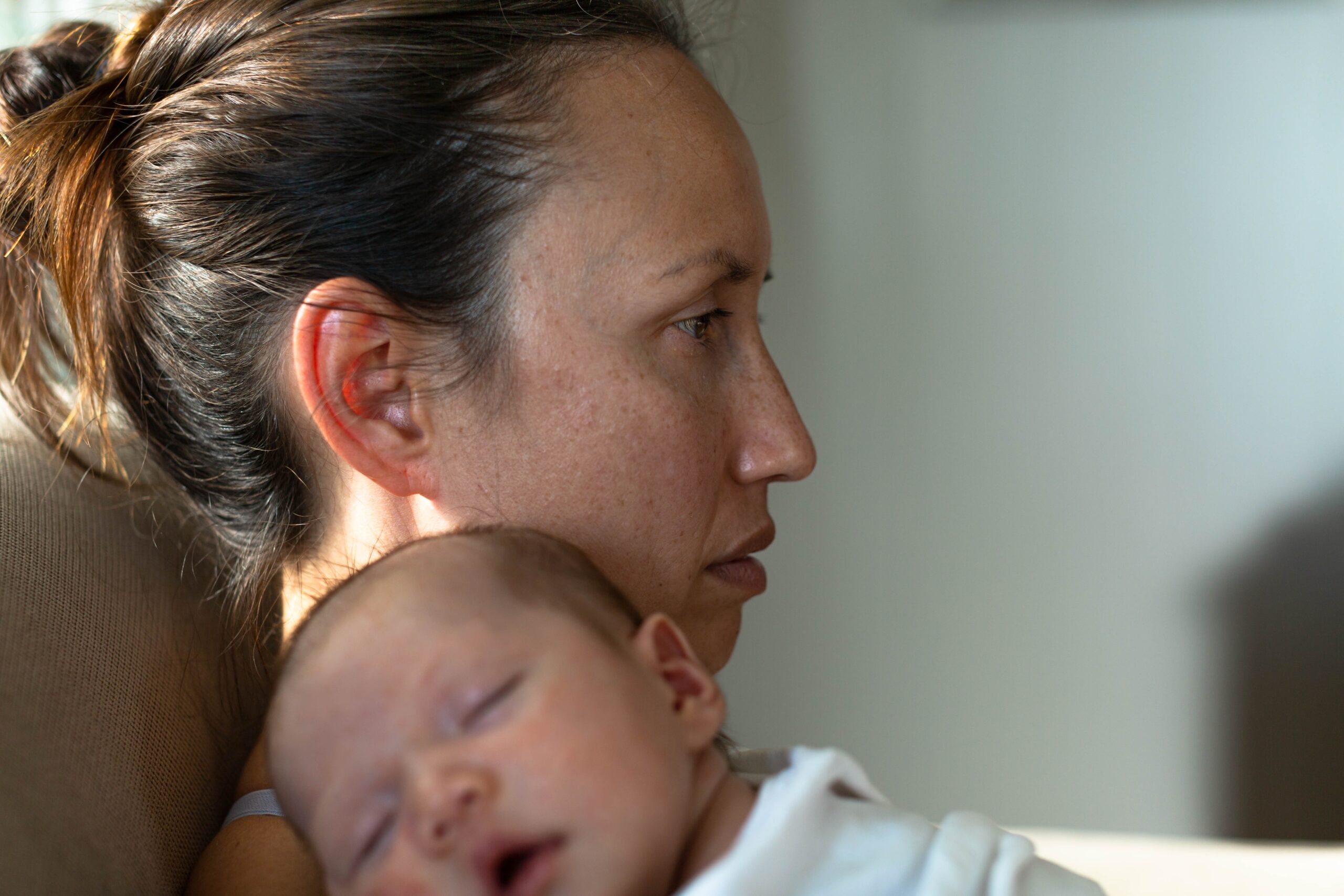 Traurige Mutter mit Baby
